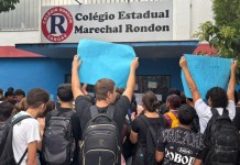“Em cada turma ele tinha uma guria favorita”: durante protesto, aluna relata assédios cometidos por professor de escola estadual “Em cada turma ele tinha uma guria favorita”: durante protesto, aluna relata assédios cometidos por professor de escola estadual