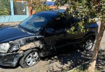 Testemunhas dizem que o motorista deixou o carro após o acidente em Canoas.