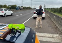 Motorista é preso em flagrante com arma em Canoas. Ele já tinha antecedentes criminais. Saiba mais detalhes na reportagem.