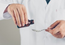 Anvisa suspende xaropes contra tosse após risco de doença cardíaca grave e alerta preocupa brasileiros