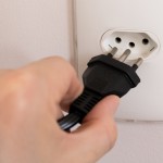 Você sai de casa e esquece disso? 5 aparelhos que podem virar risco silencioso se ficarem ligados na tomada enquanto você não está