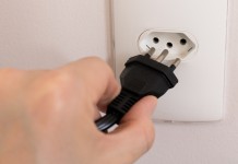 Você sai de casa e esquece disso? 5 aparelhos que podem virar risco silencioso se ficarem ligados na tomada enquanto você não está