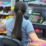 Quanto ganha um operador de caixa no Carrefour e Atacadão em 2026? Veja salário atualizado