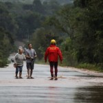 Rio Grande do Sul enfrenta déficit de 876 bombeiros militares, enquanto 999 aprovados em concurso seguem sem convocação. Situação se agrava após enchentes.