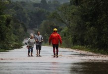 Rio Grande do Sul enfrenta déficit de 876 bombeiros militares, enquanto 999 aprovados em concurso seguem sem convocação. Situação se agrava após enchentes.