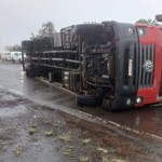 Forte temporal provoca estragos em cidade do RS; caminhão tombou com a força do vento