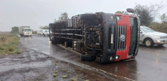 Forte temporal provoca estragos em cidade do RS; caminhão tombou com a força do vento