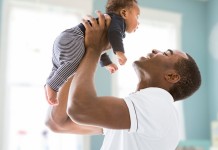 Pai falta ao trabalho para cuidar do filho, é demitido e decisão da Justiça acaba chamando atenção Caso de funcionário demitido por cuidar do filho terminou com condenação da empresa e pagamento de indenização.