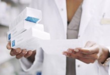 “Funcionário trabalhou assim?” Famosa rede de farmácia é condenada a pagar quase R$ 1 milhão após decisão da Justiça