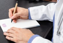 Funcionário é demitido por justa causa após zombar da empresa com atestados nas redes sociais Funcionário é demitido por justa causa após zombar da empresa com atestados nas redes sociais