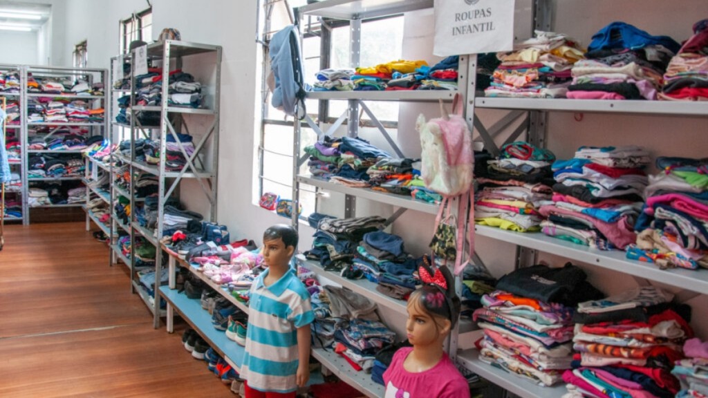 Precisa de roupas? Loja solidária em Canoas oferece peças gratuitas para famílias
