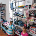 Precisa de roupas? Loja solidária em Canoas oferece peças gratuitas para famílias