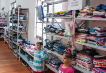 Precisa de roupas? Loja solidária em Canoas oferece peças gratuitas para famílias