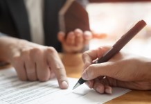 A Justiça determinou indenização a jogador após clube descumprir promessa de renovação de contrato. Entenda o caso e o que pesou na decisão.