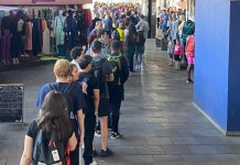 Filas tomam conta de estação da Trensurb após fechamento de trecho e passageiros enfrentam espera Filas tomam conta de estação da Trensurb após fechamento de trecho e passageiros enfrentam espera