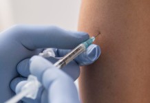 Cidades do RS enfrentam falta de vacina contra covid-19. Nova remessa chega, mas distribuição só ocorre após o feriado.