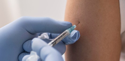 Cidades do RS enfrentam falta de vacina contra covid-19. Nova remessa chega, mas distribuição só ocorre após o feriado.