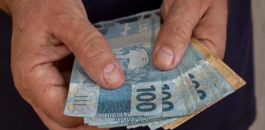 Aposentados e pensionistas começam a receber décimo terceiro salário do INSS