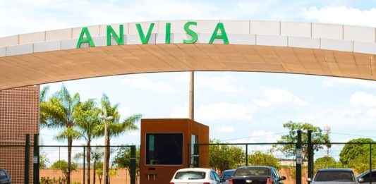 Anvisa voltou a emitir alerta sobre produtos de limpeza após nova proibição envolvendo saneante irregular.