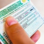 Motoristas de aplicativo devem conferir se a CNH possui a observação EAR para evitar multas e problemas em fiscalizações.