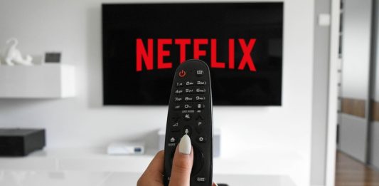 Justiça determina ser ilegal cobrança do assinante extra da Netflix