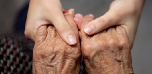 Benefícios sociais podem garantir renda mensal superior a R$ 1.600 para idosos que atendem aos critérios exigidos.