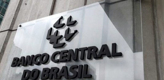 Quem tem dívida pode levar susto no banco com nova regra de bloqueio imediato