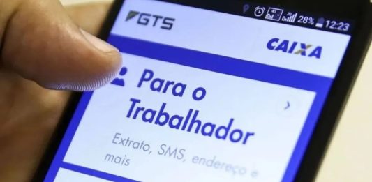 A Caixa começou a liberar R$ 8,5 bilhões do FGTS para milhões de trabalhadores que aderiram ao saque-aniversário e foram demitidos sem justa causa.