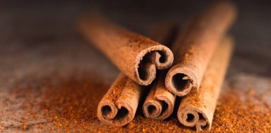 Anvisa proibiu venda de canela em pó após irregularidades sanitárias graves.