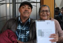"Pra nós foi uma glória pegar essa escritura", comemora morador de Canoas que recebeu documento da prefeitura após 30 anos de espera