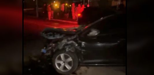 Carro bate em poste e deixa moradores sem luz em Canoas; Veículo ficou destruído carro canoas