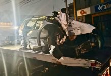 Três pessoas ficam gravemente feridas após carro colidir em poste em Canoas carro canoas