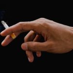 A forma como você segura o cigarro pode revelar traços escondidos da sua personalidade