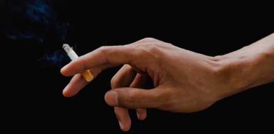 A forma como você segura o cigarro pode revelar traços escondidos da sua personalidade