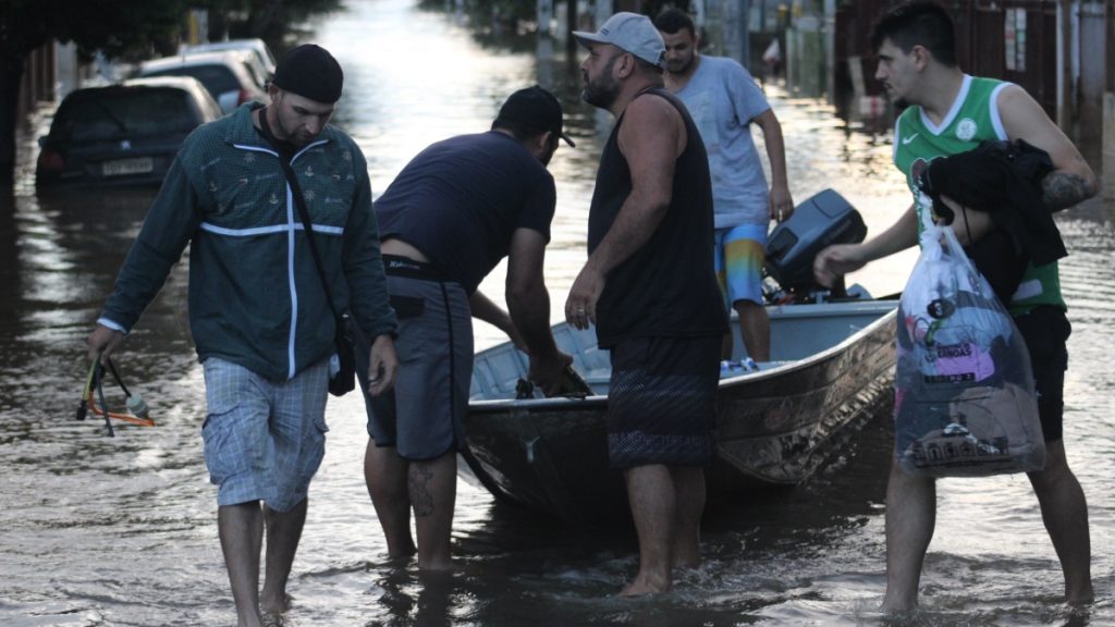 Moradores entregando cestas básicas para pessoas que permanceram em suas casas.