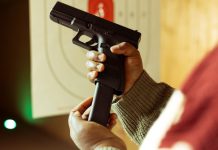 Projeto aprovado na Câmara pode liberar saque do FGTS para compra de arma de fogo