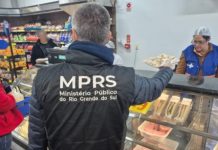 Fiscalização em supermercado em cidade do Sul do RS encontra alimentos vencidos e itens impróprios para consumo.