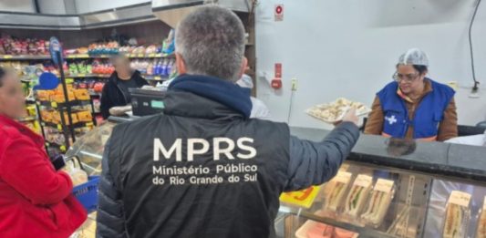 Fiscalização em supermercado em cidade do Sul do RS encontra alimentos vencidos e itens impróprios para consumo.