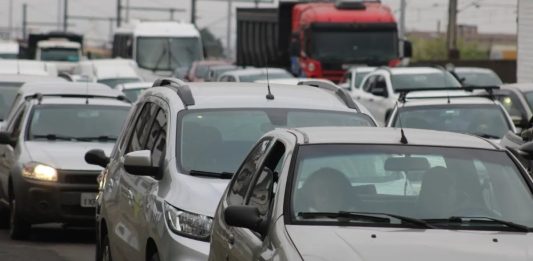 Motoristas estão sendo multados sem saber por detalhe simples no farol, e só descobrem quando a carta chega