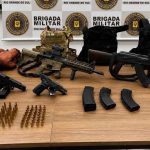 Criminosos que mataram líder de facção em estacionamento de atacado em Canoas estavam com arsenal; Fuzis e pistolas foram apreendidos pela polícia líder de facção atacado canoas