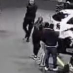 Imagens de segurança flagraram o momento em que um líder de facção foi morto a tiros em estacionamento de atacado em Canoas. Um suspeito foi preso.
