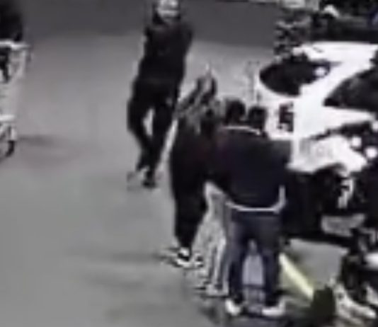 Câmeras flagram momento que líder de facção é morto em estacionamento de atacado em Canoas Imagens de segurança flagraram o momento em que um líder de facção foi morto a tiros em estacionamento de atacado em Canoas. Um suspeito foi preso.