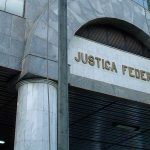 Justiça determinou a devolução de valores após identificar recebimento irregular de pensão militar por quase duas décadas.