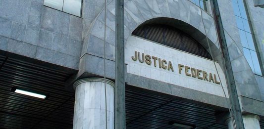 Justiça determinou a devolução de valores após identificar recebimento irregular de pensão militar por quase duas décadas.
