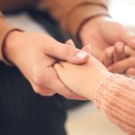 Nova pensão do INSS pode garantir renda a filhos de vítimas de feminicídio