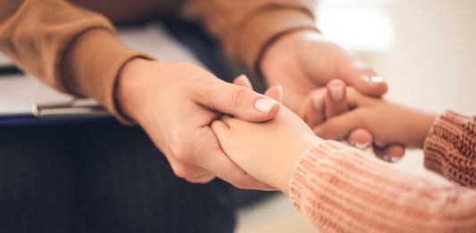 Nova pensão do INSS pode garantir renda a filhos de vítimas de feminicídio