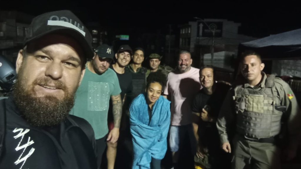 Voluntários após uma noite de trabalho.