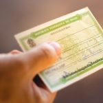 Quem ainda não regularizou o título de eleitor pode enfrentar problemas em breve; veja onde ir para resolver