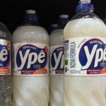 Detergente Ypê contaminado gera alerta após decisão da Anvisa. Entenda o que aconteceu e o que fazer com os produtos em casa.