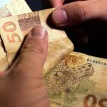 Aposentado consulta informações sobre benefícios do INSS pelo aplicativo Meu INSS